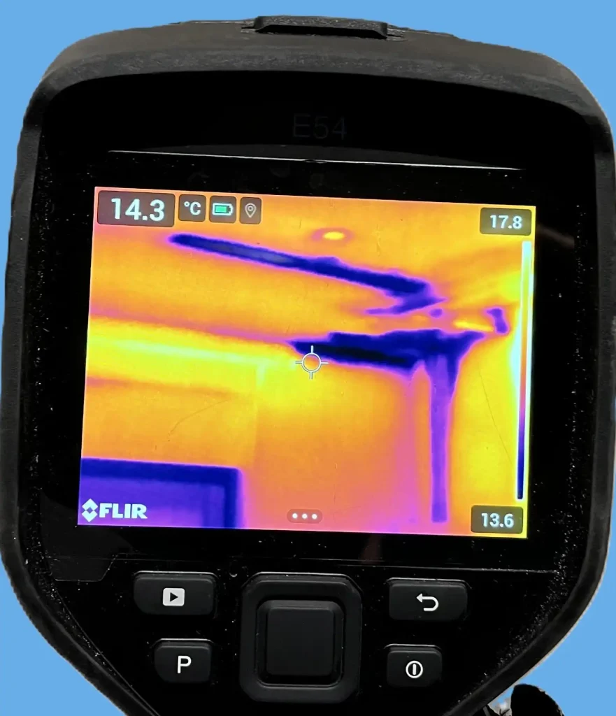 Image de caméra thermique révélant une infiltration d’eau au plafond